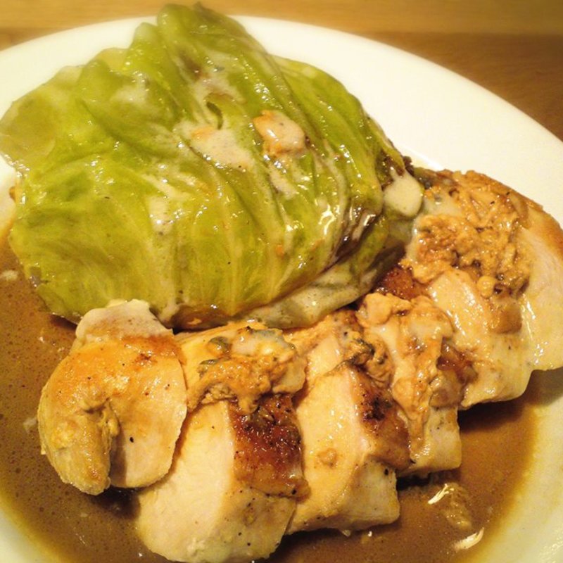 ゴルゴンゾーラを詰めた日向鶏とキャベツのオーブン焼き(GREEN RATTAN （グリーンラタン）)