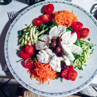 Juliet's salad buffle mozzarella cheese with cherry tomatoes carrots salad and olives (Osteria Giulietta e Romeo )