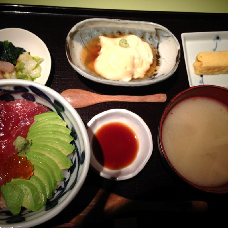 漬まぐろとアボガド丼ぶり(京都石塀小路豆ちゃ 横浜)
