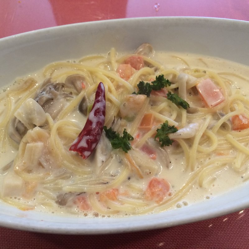 しめじとトマトのクリームパスタ(トラットリア モンテネーゼ)