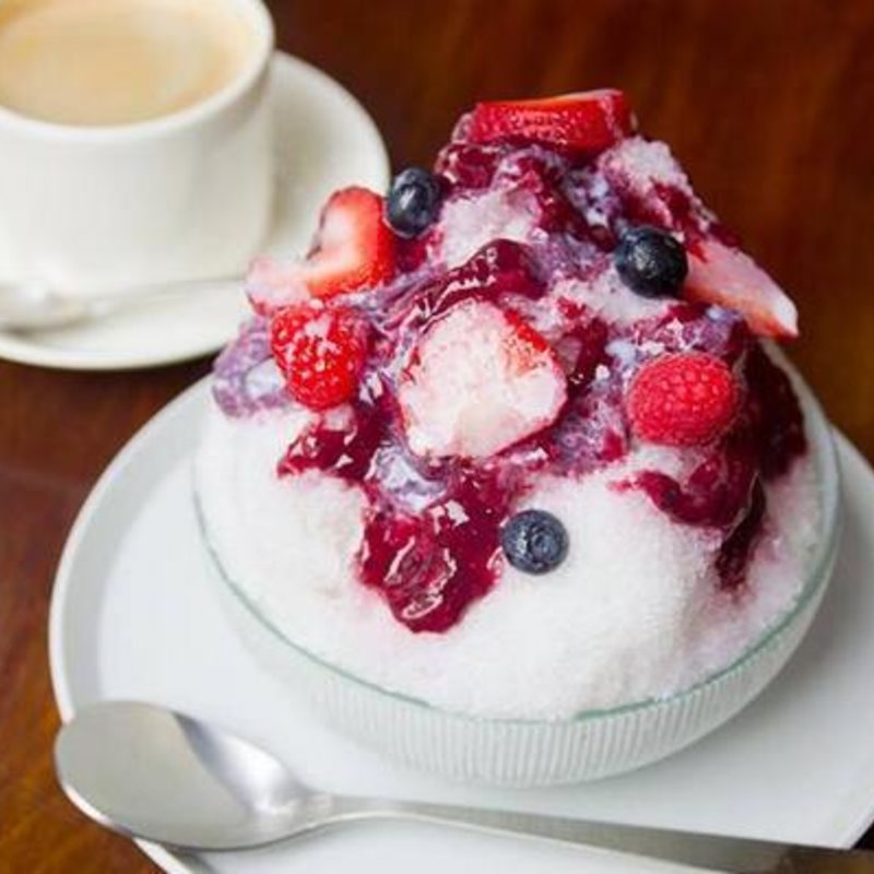 ミックスベリーと練乳蜜のかき氷(パティスリー ビヤンネートル｜BIEN-ETRE PATISSERIE)