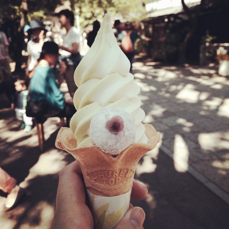 20世紀梨ソフトクリーム＋目玉餅トッピング(鬼太郎茶屋 深大寺店 （きたろうちゃや）)