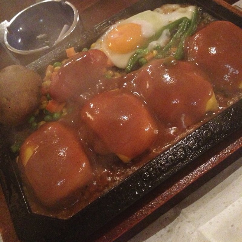 ダブルチーズ300g、目玉焼き、ソーセージトッピング(ゴールドラッシュ 原宿店 )