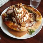 キャラメルバナナパンケーキ on ムースホイップ(フリーマン カフェ)