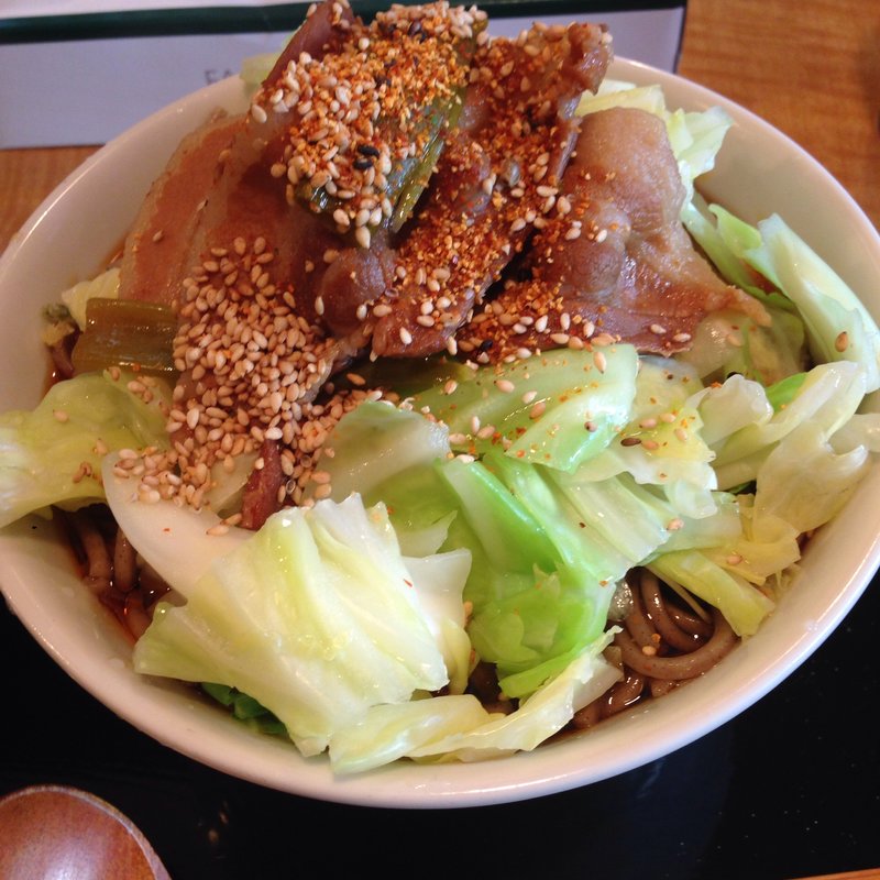 肉南蛮そば大盛(なぜ蕎麦にラー油を入れるのか)