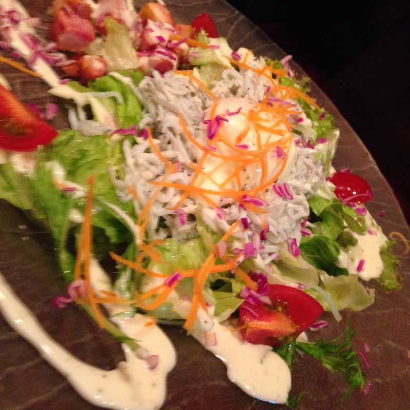 しらすとベーコンのシーザーサラダ(大皿惣菜 まぁる （おおざらそうざい まぁる）)