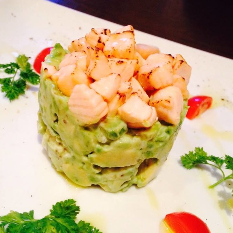 炙りサーモンとアボカドのタルタル(ピッツェリア·マルターノ)