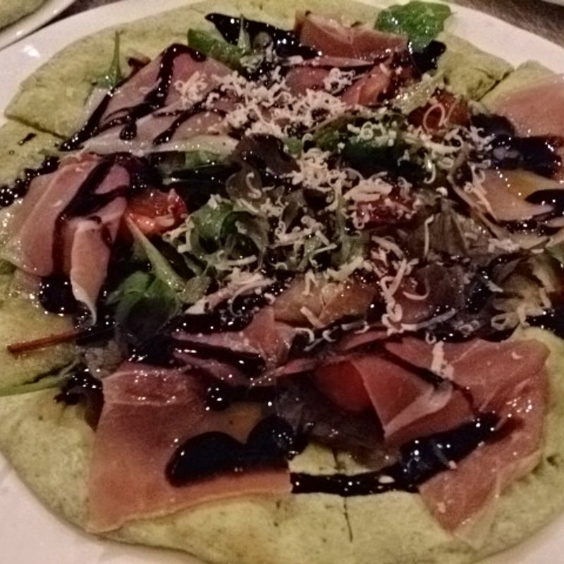 パルマ産生ハムのサラダ風ピッツァ(伊太利庵厨房　四季の庭  )