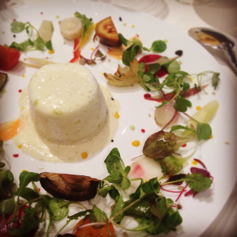 海藻バター風味の卵のスフレ 季節野菜のポタジェール(フレンチレストラン フルーヴ【ホテルグランヴィア大阪】)