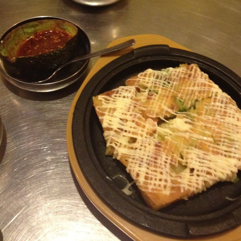 アボカドとプリプリ海老のマヨチヂミ(韓豚屋 八重洲店)