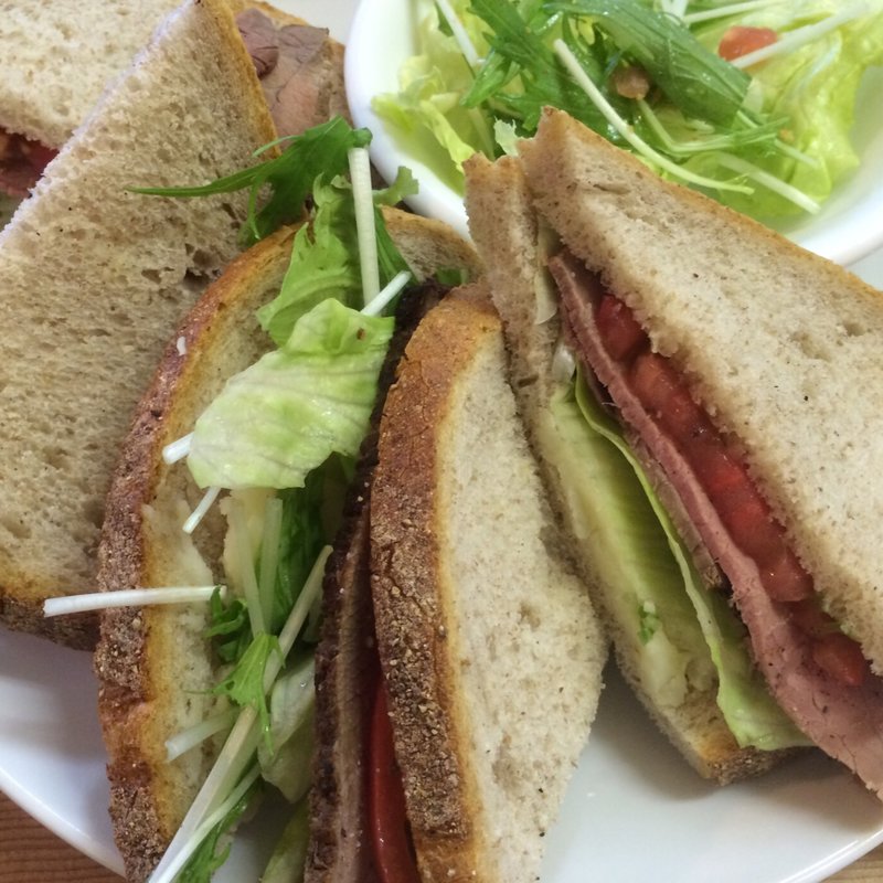 自家製ローストビーフのサンドウィッチ(Gosh)