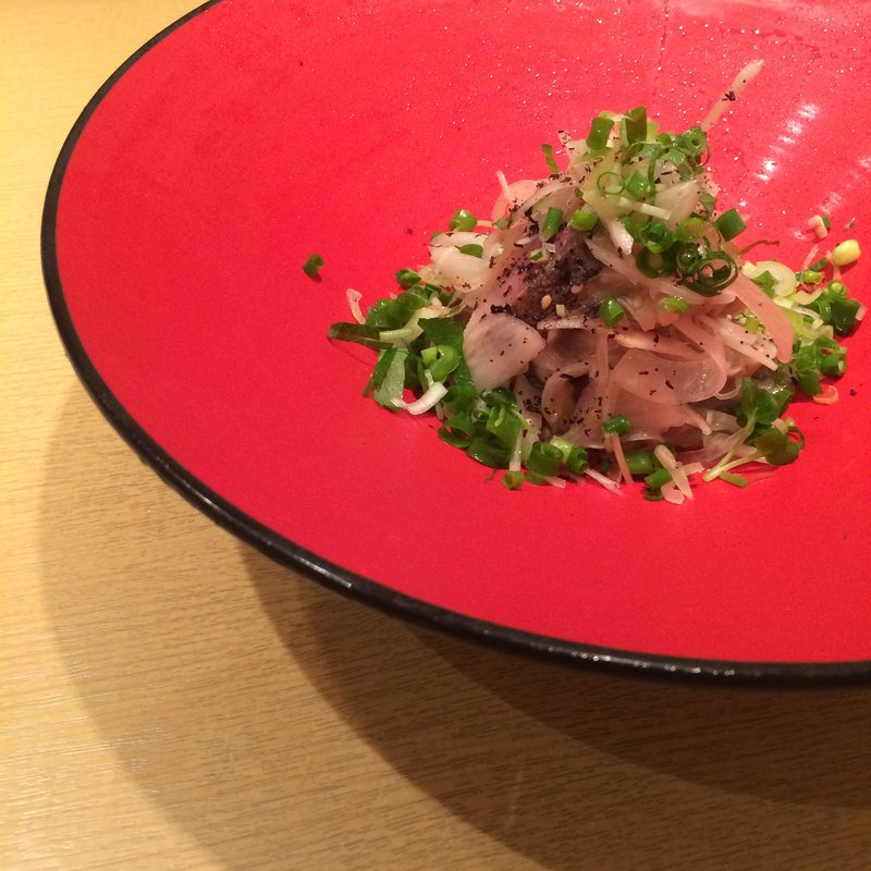 炙り〆サバと新玉ねぎの梅肉和へ(手打蕎麦 ごとう)