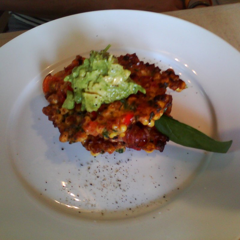 スイートコーンフリッター w/ ベーコン、ほうれん草、アヴォカドサルサ(bills 横浜赤レンガ倉庫)