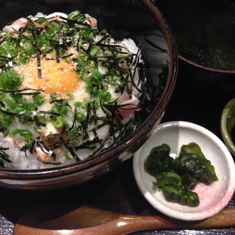 地鶏たたきの山かけ丼(心ちや)