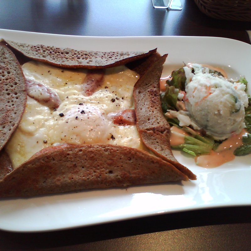 あらびきソーセージとグリエールチーズのガレットサンド(横浜赤レンガ倉庫　ブレッツカフェエクスプレス)