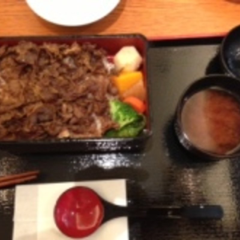 黒毛和牛　牛めし重　緑黄色野菜添え(炭火焼グリル カキヤス)