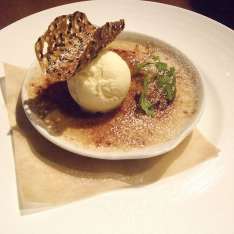 ローズヒップのクレームブリュレ(小籠包とナチュールワイン 堀江ブルー BLEU)