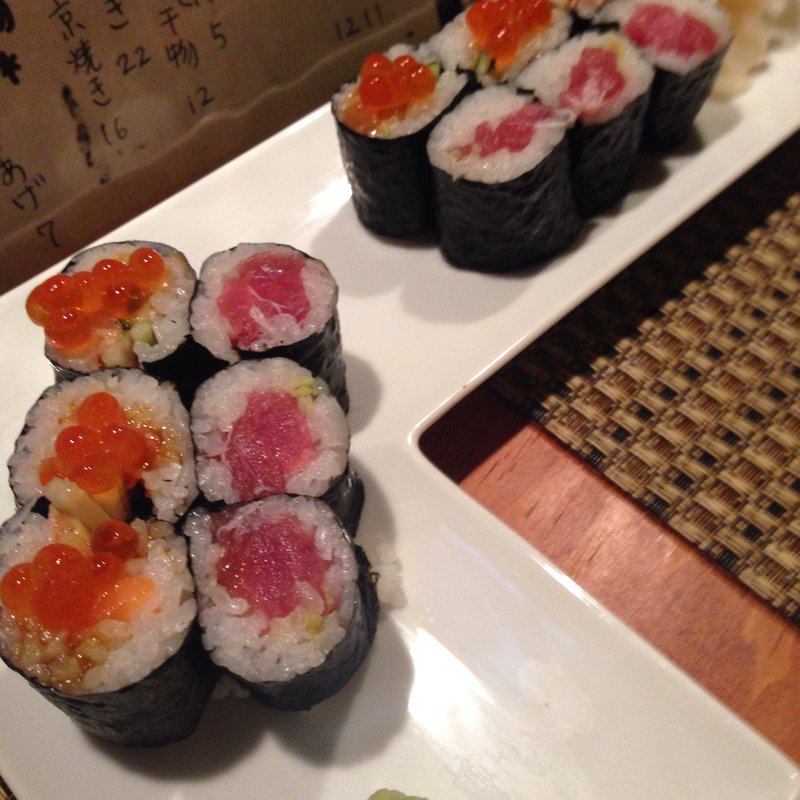 鉄火巻きとサーモン巻きいくらのせ(Sushi You)