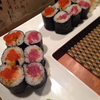 鉄火巻きとサーモン巻きいくらのせ(Sushi You)