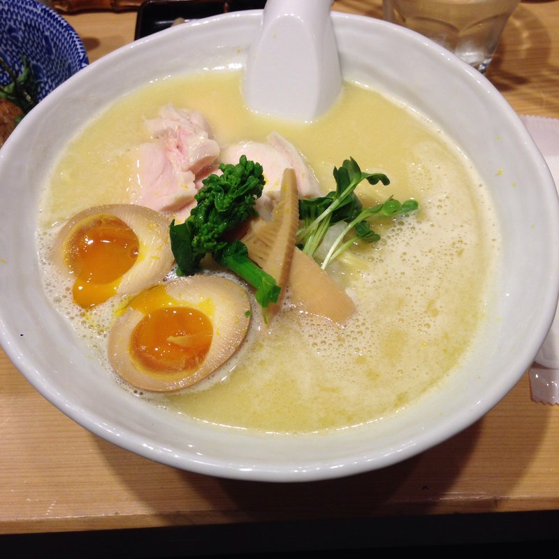 鶏白湯SOBA大、しっとりチャーシュー（鶏）と味玉追加。 (銀座 篝)