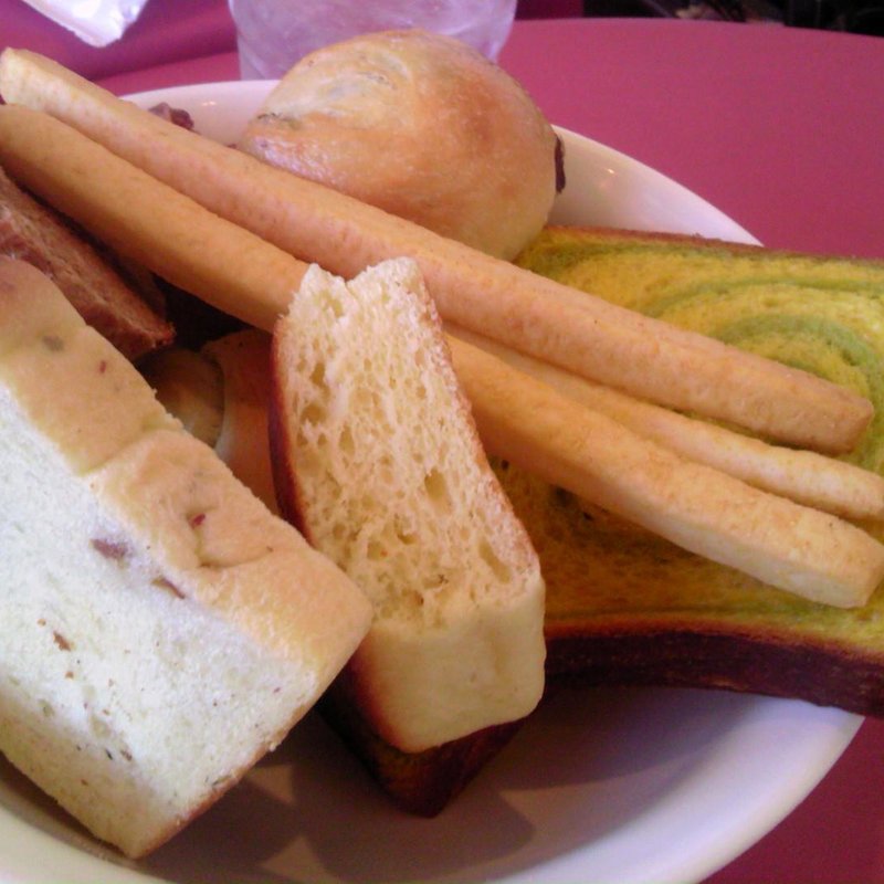 おかわり自由の焼き立て自家製パン(クイーン・アリス・カフェ)