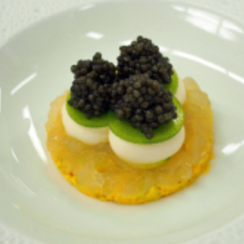 なめらかな帆立貝のクリームとキャビア《オシェトラ》貝類のジュレと共に(ロオジエ （L'OSIER）)
