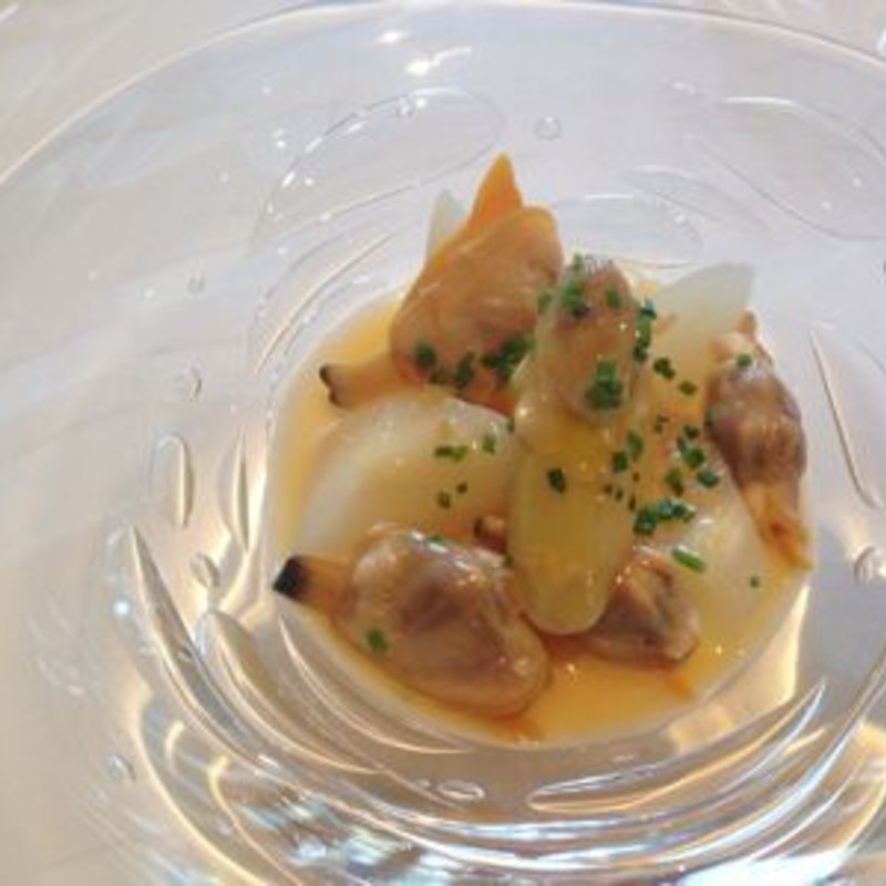 白アスパラガスの温製　ブルーブランソース(ア・ニュ)