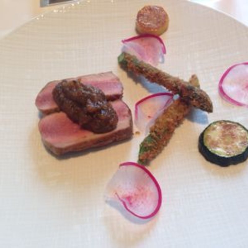 イベリコ豚のロティ　玉ねぎのキャラメリゼと黒こしょうのソース(ア・ニュ)