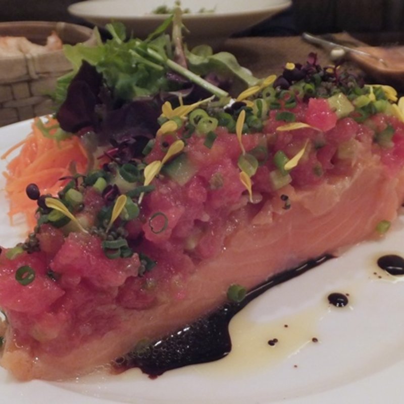 厚切りサーモンの瞬間燻製　温泉玉子添え(Les deux)