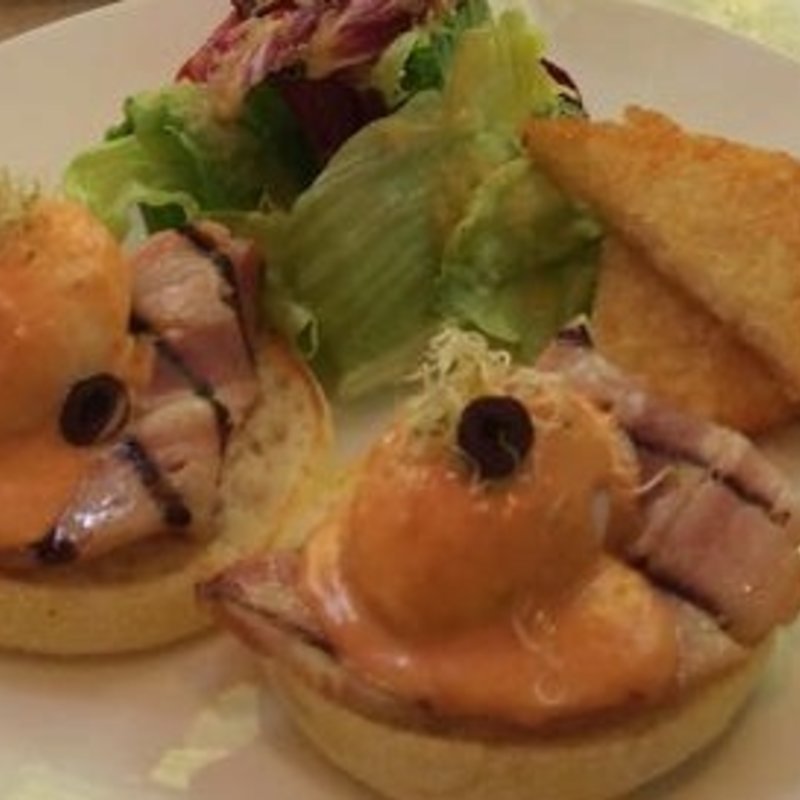 グリルベーコンのエッグベネディクトトマトオランデーズソース(アニヴェルセル 表参道)