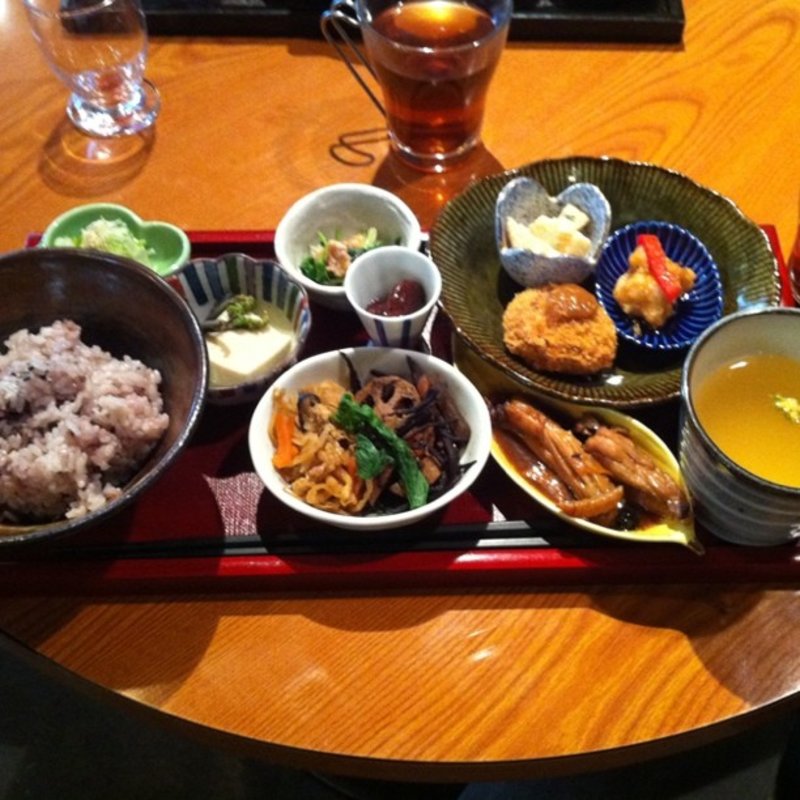 ちょこちょこ小鉢のたっぷりebesuランチ(串カツ屋 エベス)