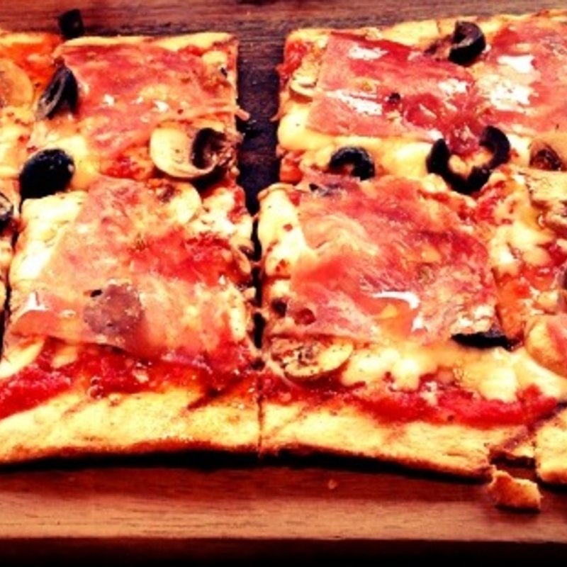 サラミ、マッシュルーム、オリーブのピザ(IVY PLACE)