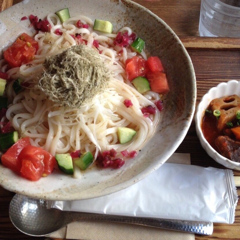 梅昆布とトマトの冷うどん(神楽坂 茶寮 本店)