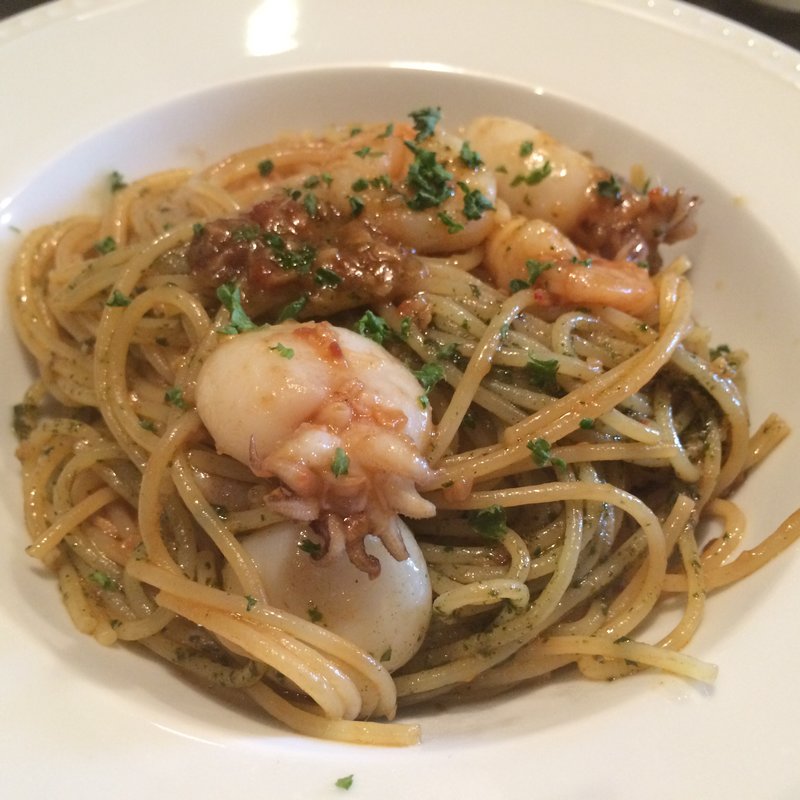 紋甲イカ、小エビのトマトバジリコ(volont)