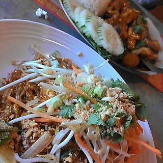 Chicken Pad Thai(The noodle bowl)