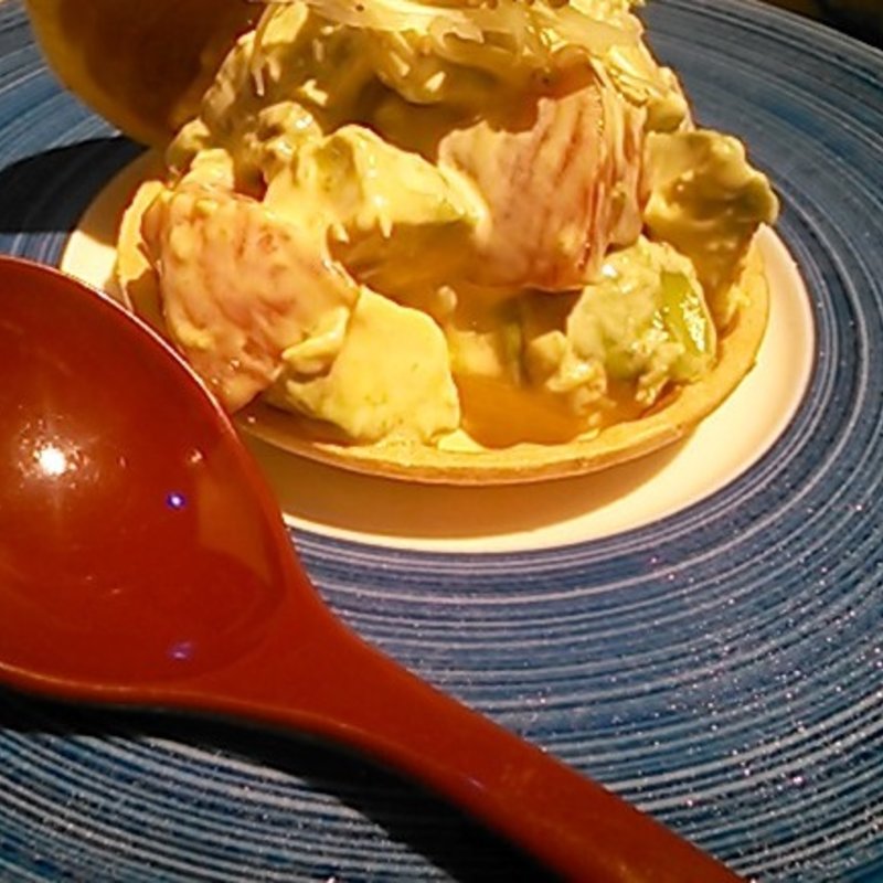 アボカドとマグロのタルタル最中のせ(近畿大学水産研究所 銀座店)