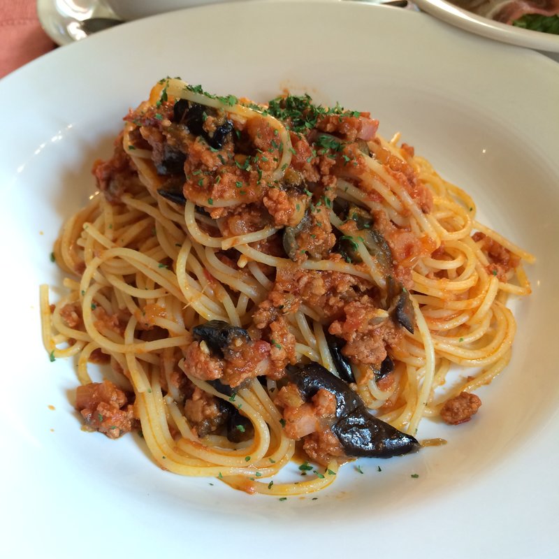 スパゲッティ、茄子とハムのミートソース(S.S.コロンビア・ダイニングルーム)