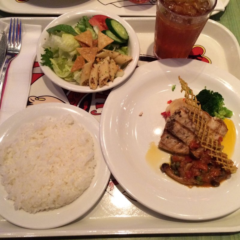 メカジキのグリル、トマトケイパーソース(S.S.コロンビア・ダイニングルーム)