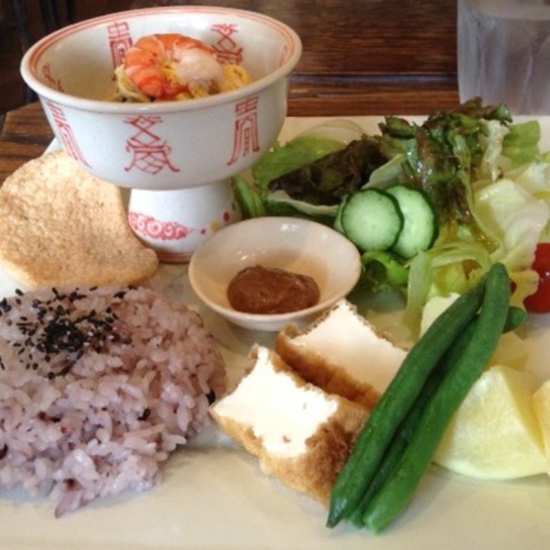 アジアンランチ　ヘルシーサラダと黒米ごはん(ま・ほ・ら)