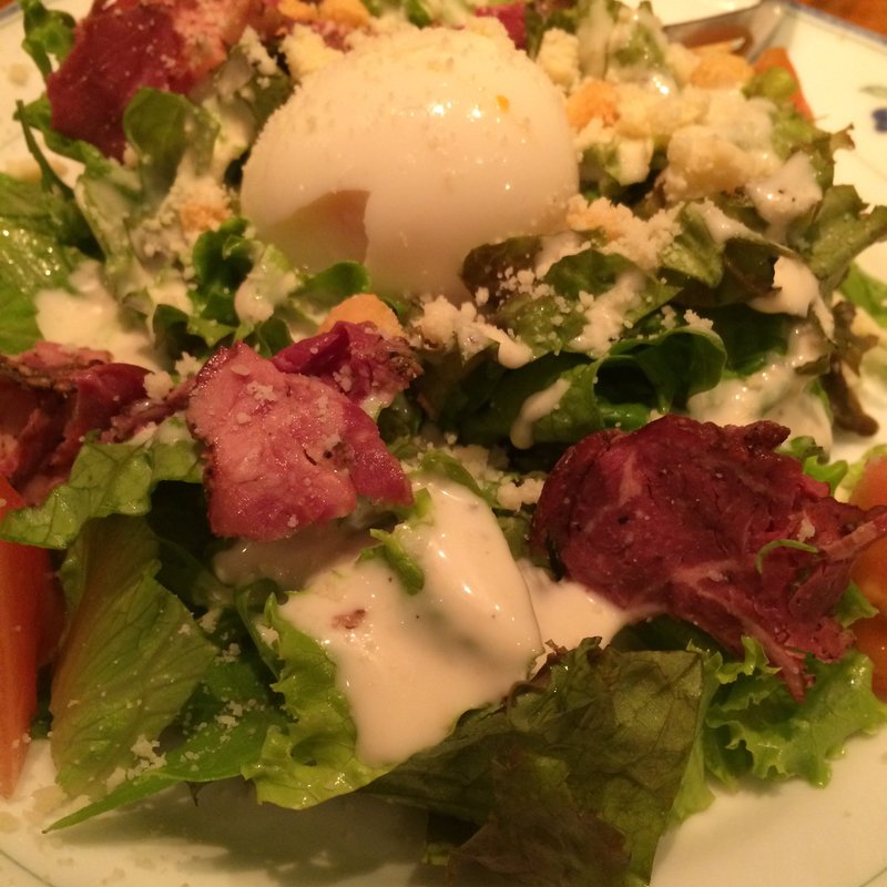ビーフパストラミと半熟卵のシーザーサラダ(エルバルコ)