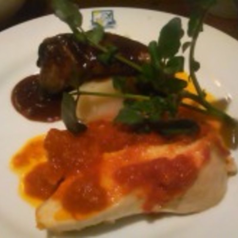 ぶりの赤ワイン煮と若鳥とバジルのチーズはさみ焼(カサ・デ・フジモリ 関内店)