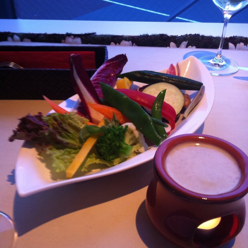 厳選野菜のバーニャカウダ(23 （due tre　ドゥエ トレ）)