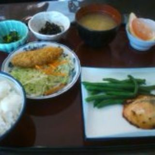 鮭の西京焼きとメンチカツ定食(すいれん)