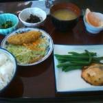 鮭の西京焼きとメンチカツ定食