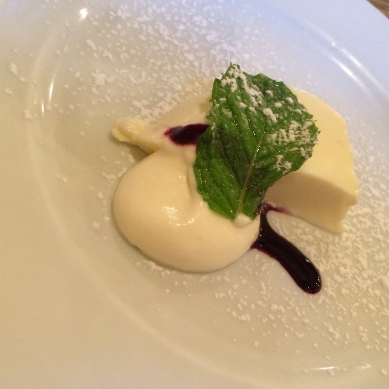 ミルクプリン ブルーベリーソース掛け(Cafe RIGOLETTO)