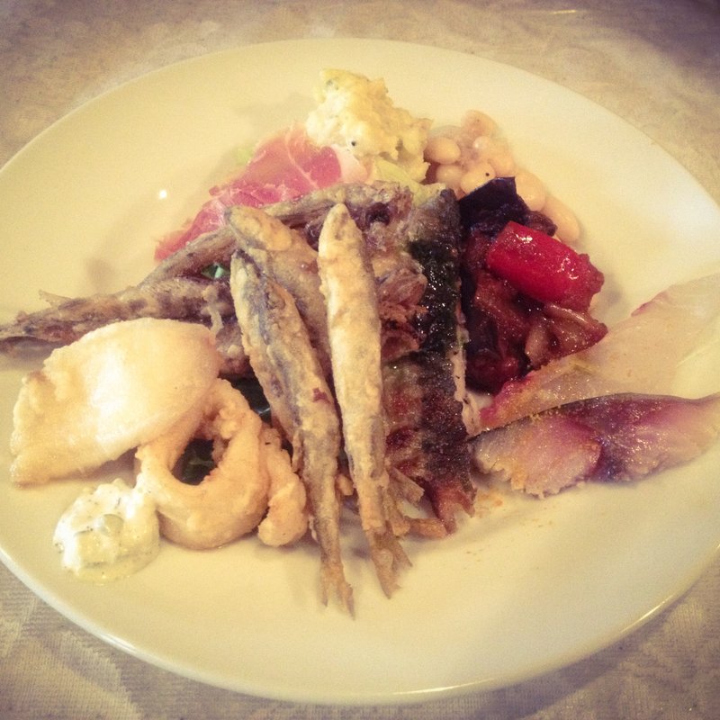 イルピアットの特製前菜の盛り合わせ(イルピアット カチャトラ)