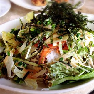炙りスモークサーモンと水菜の和風ライスボール(Yonchome Cafe （ヨンチョウメ カフェ）)