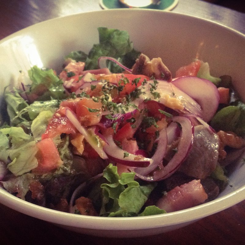 砂肝コンフィとクルミのサラダ ハーフサイズ(tomigaya TERRACE)