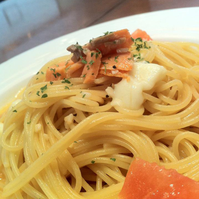 イカとサーモンのパスタ(カフェ・ラ・ミル 自由ヶ丘店 （Cafe La Mille）)
