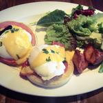 EGGS BENEDICT SALMON(グロリアス チェーン カフェ （glorious chain cafe）)